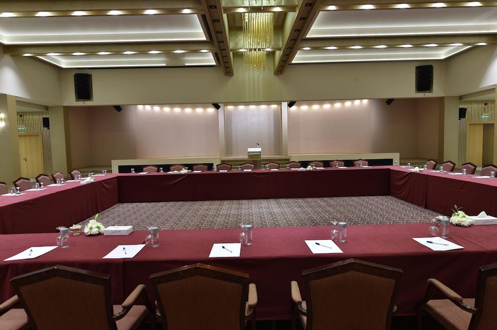 Carlton Al Moaibed Hotel Dammam Exterior foto The conference room of the European University
