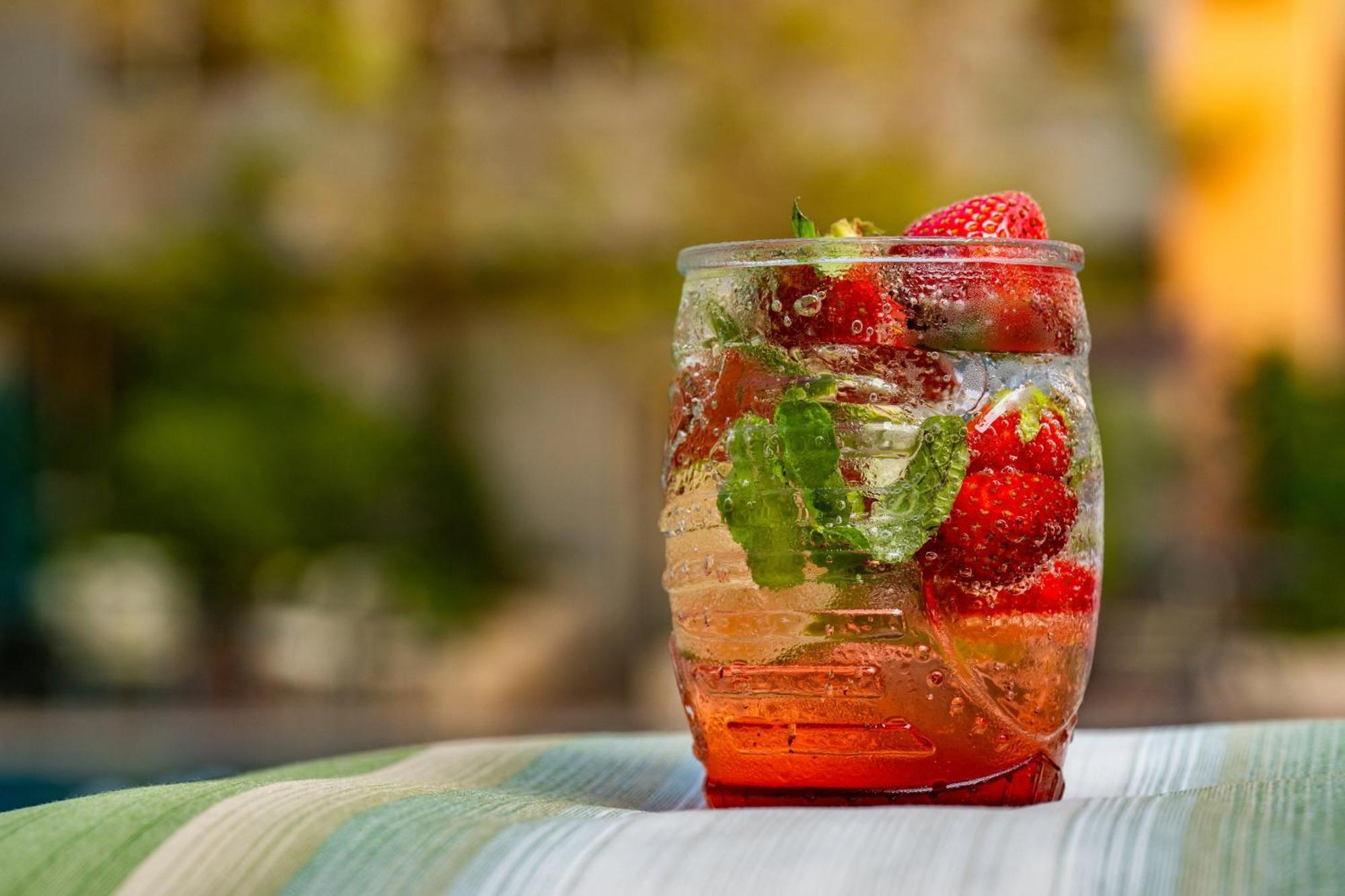 Carlton Al Moaibed Hotel Dammam Exterior foto A strawberry and mint caipirinha