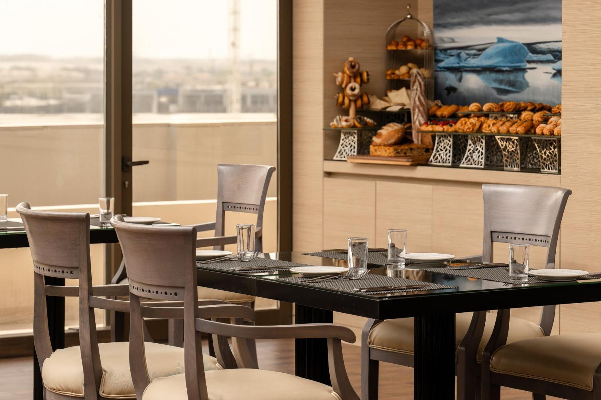 Carlton Al Moaibed Hotel Dammam Exterior foto The Club at the airport