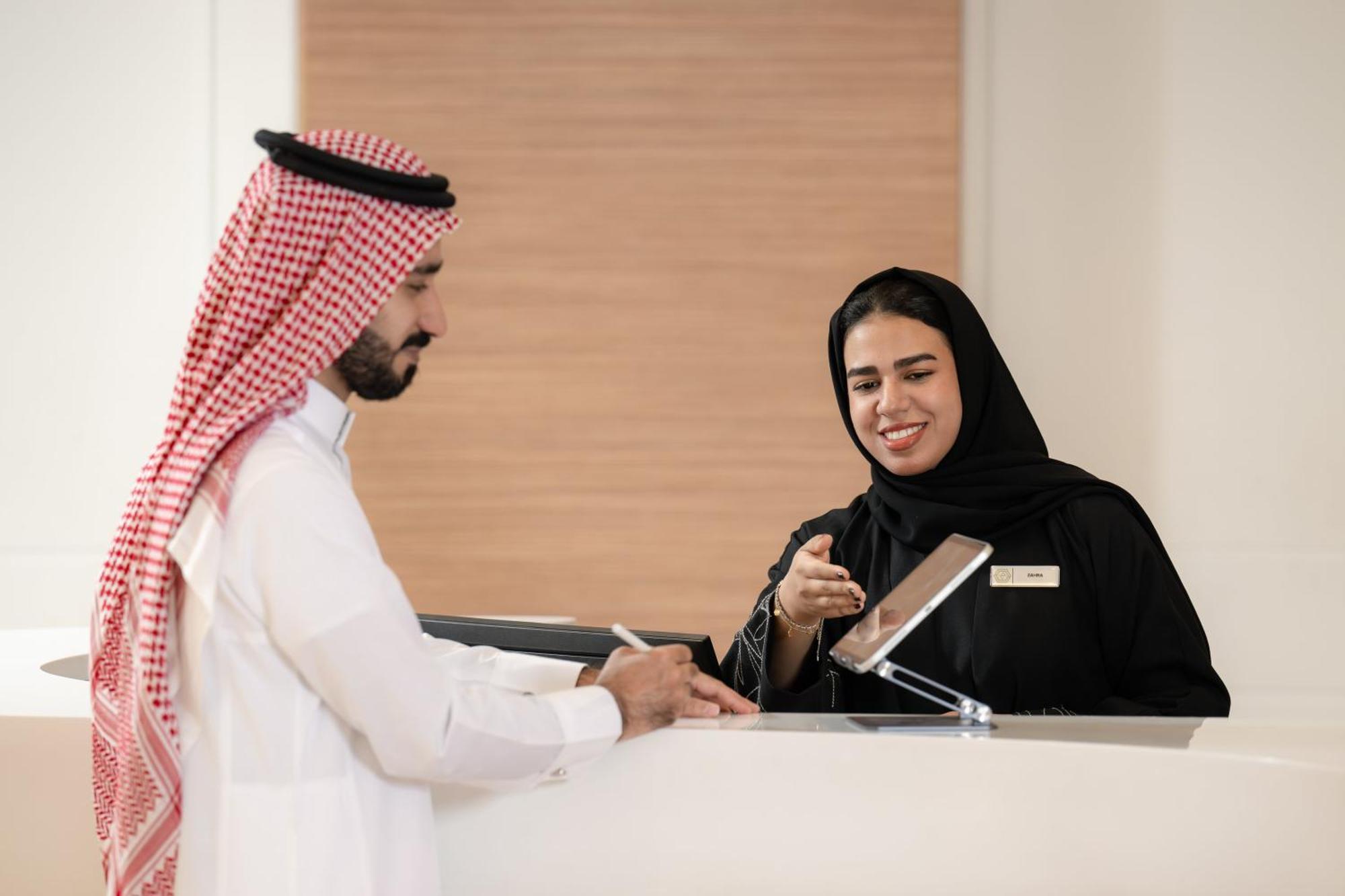 Carlton Al Moaibed Hotel Dammam Exterior foto A Saudi Arabian woman working at a hotel