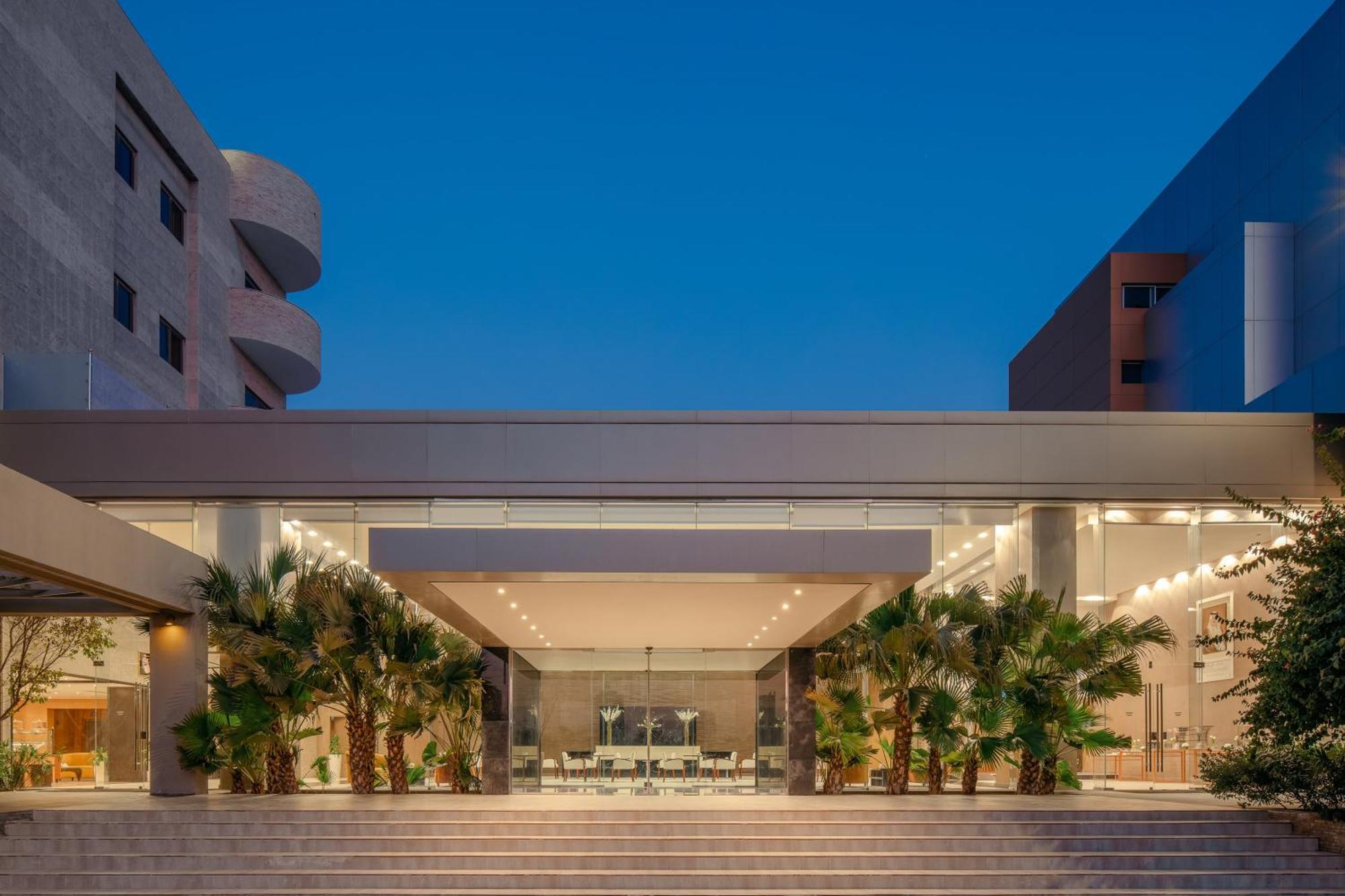 Carlton Al Moaibed Hotel Dammam Exterior foto The main entrance of the hospital