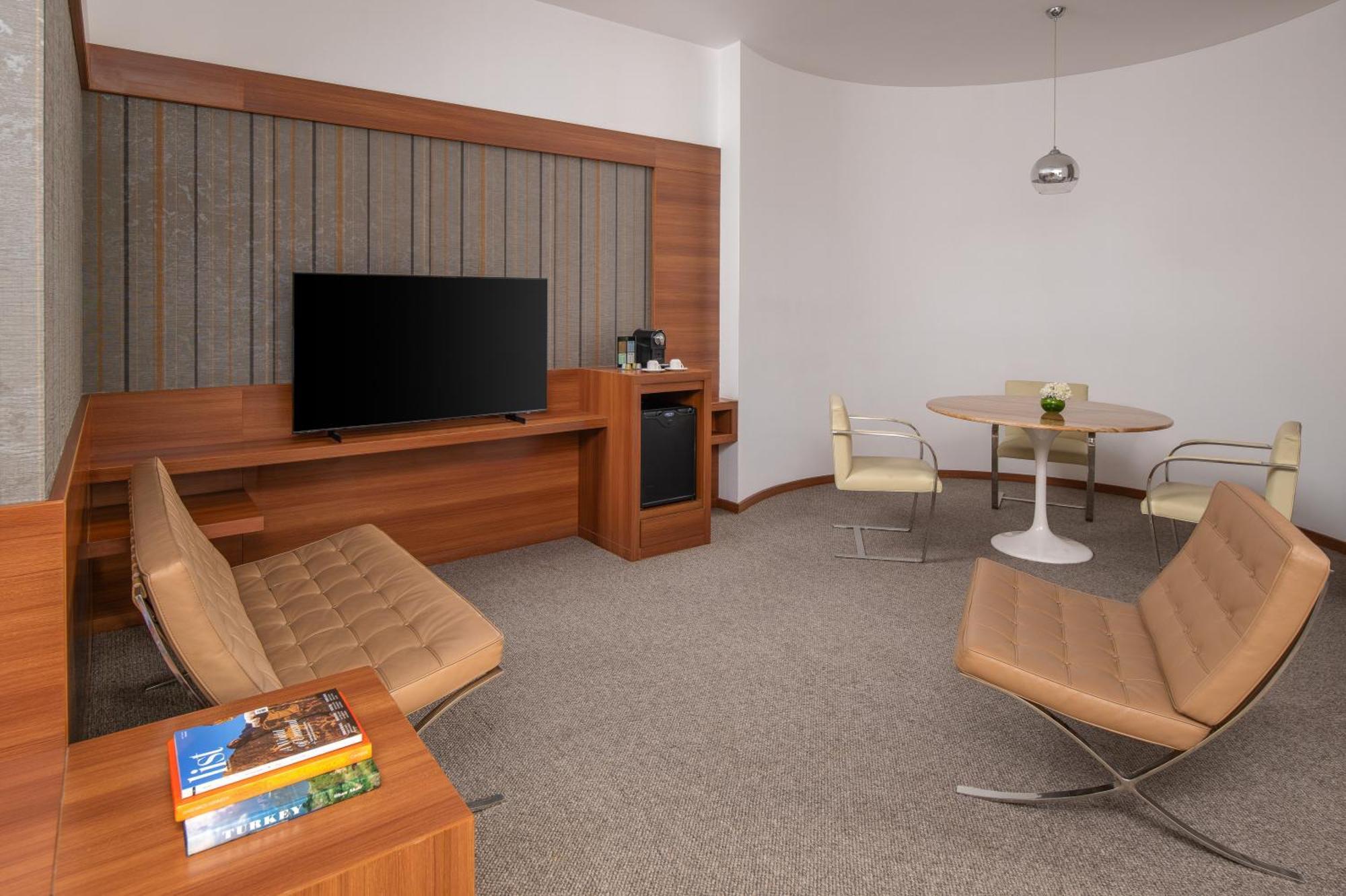 Carlton Al Moaibed Hotel Dammam Exterior foto A suite at the hotel
